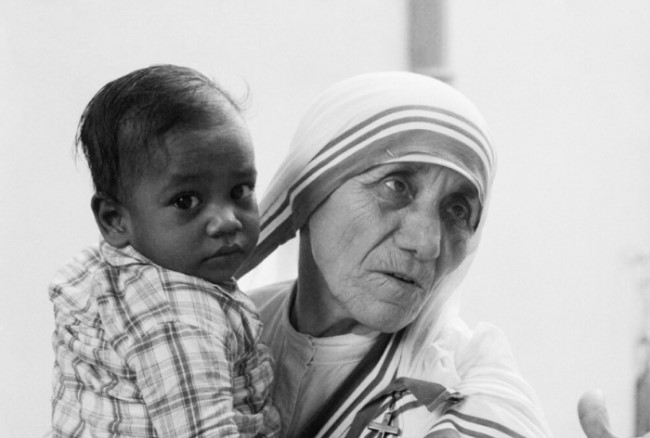 Matka Teresa trzyma małego chłopca z sierocińca w Kalkucie