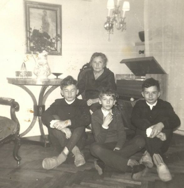 Lech Kaczyński z babcią, bratem i bratem ciotecznym