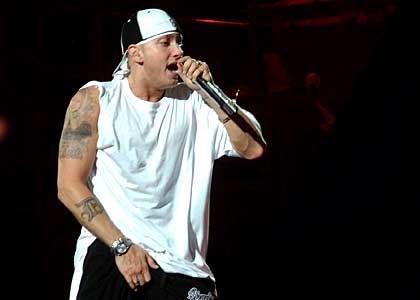 Rapujący Eminem w 2003 roku